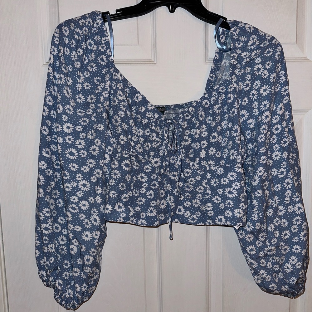 Never worn key hole bell sleeve crop top